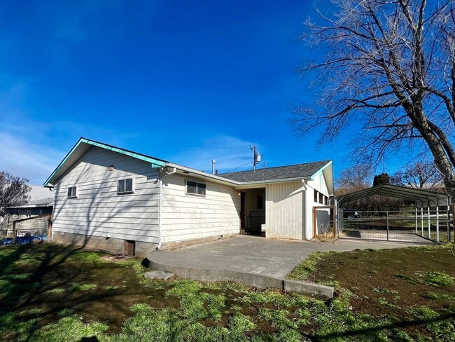 Building Photo - 3-Bedroom Home on Corner Lot with a View!