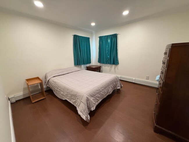 Building Photo - Spectacular 3 Bed/3 Bath Home in Long Beach!