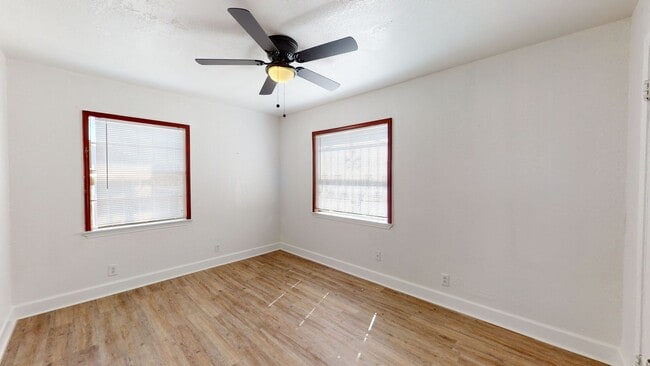 Building Photo - $995 + 2 WEEKS FREE RENT!!!!