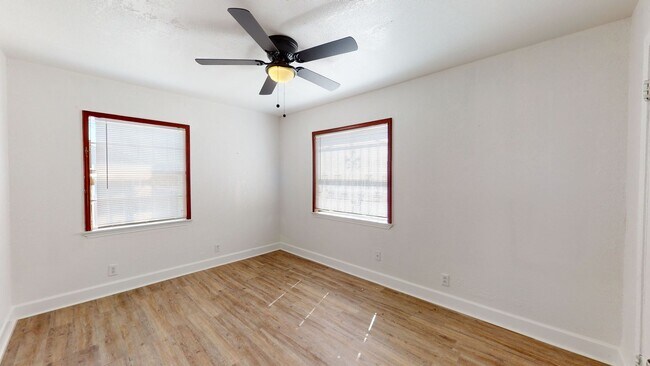 Building Photo - HUGE PRICE IMPROVEMENT $995!!!!