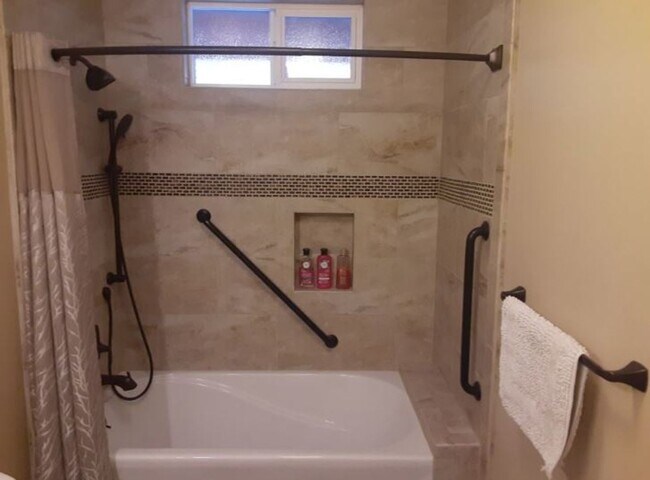 Building Photo - Long term furnished rental