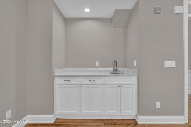 Building Photo - 844 Arboretum Dr