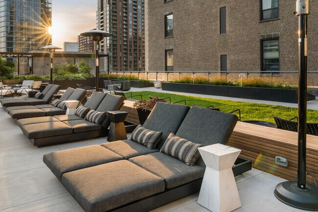 Building Photo - 1000 S Michigan Ave