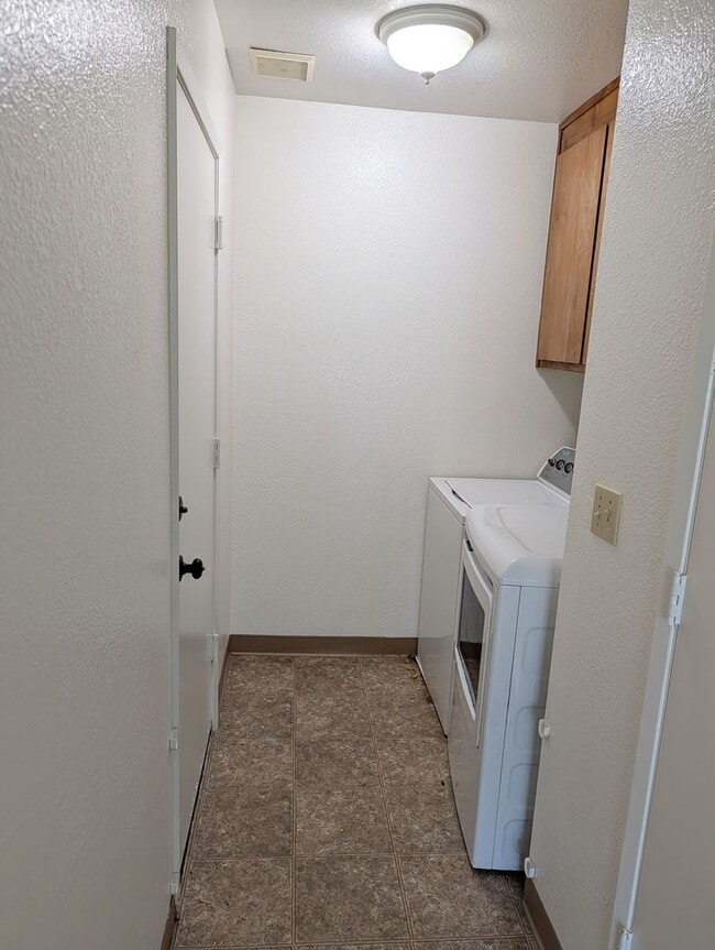Building Photo - Great Townhouse in Anderson