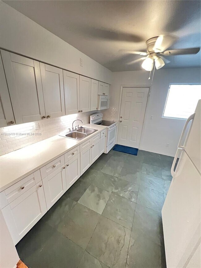 Building Photo - 2 bedroom in Miami FL 33138