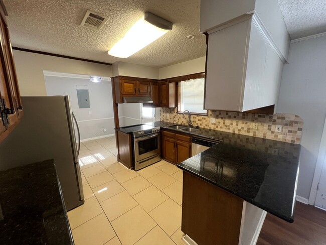 Building Photo - 3 bedroom, 2 bathroom home in Baton Rouge,...