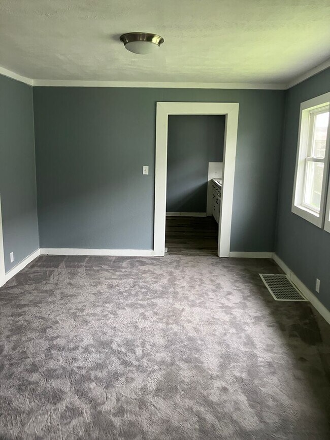 Building Photo - Refreshed 2 bedroom home