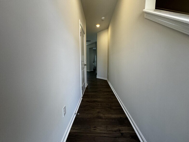 Building Photo - 745 Embark Cir
