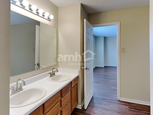 Building Photo - 6850 W Littleton Dr