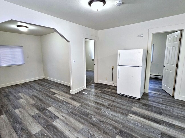 Building Photo - MOVE IN SPECIAL: 1/2 MONTHS RENT FREE- Washer/Dryer Included!