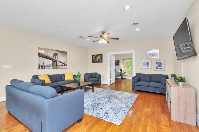 Primary Photo - 1730 Lakeshore Dr