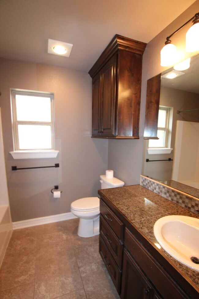 Building Photo - Coming Soon-Beautiful 3 bedroom 2 bath home in Flint!
