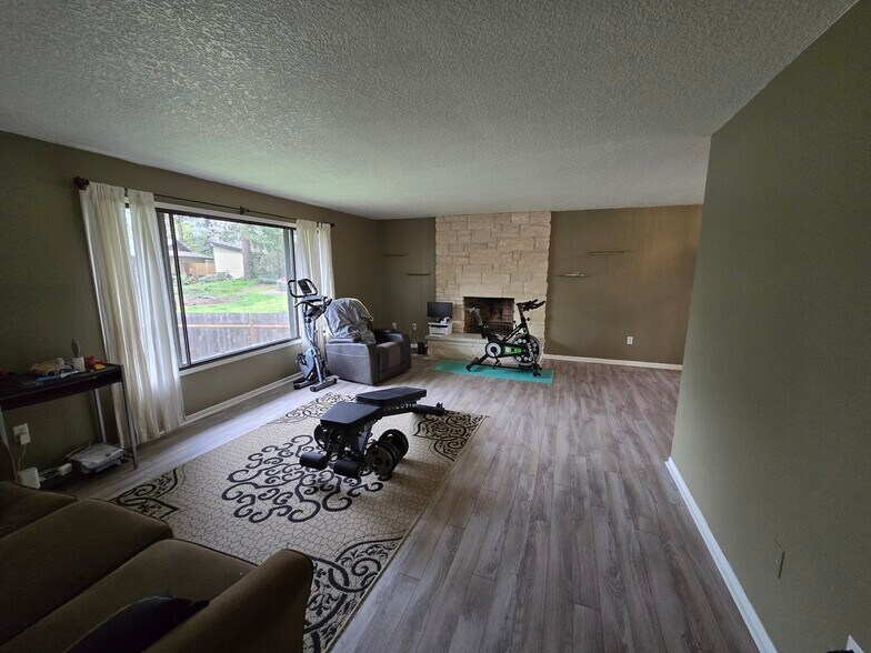 Building Photo - 1500 SE Eastwood Ct