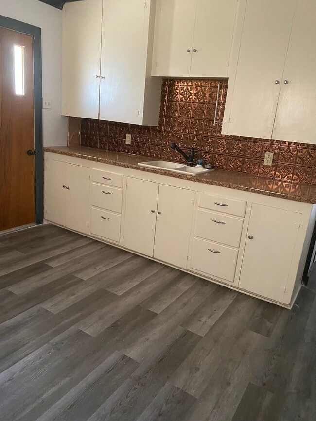 Building Photo - 2 bedroom 1 bath home in Sweetwater near S...