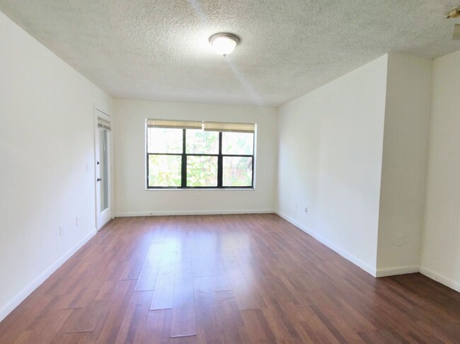 Building Photo - Spacious 1 bedroom 1 bath unit