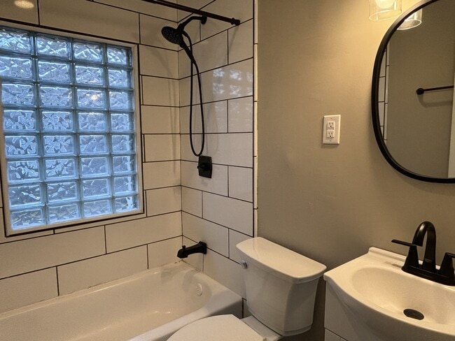 Building Photo - 4414 Kingsley Dr