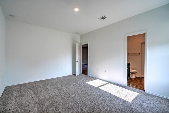 Building Photo - 14305 Sandrock Bnd