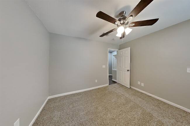 Building Photo - 9919 Villa Verde Dr