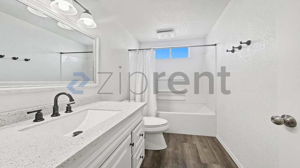 Building Photo - 5188 E Ashlan Ave