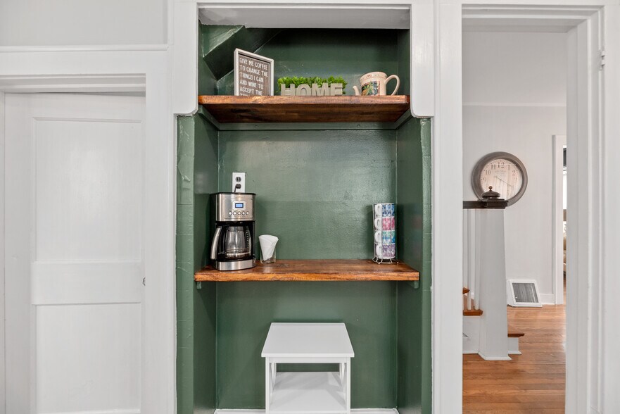 Building Photo - 425 N Bluff Ave