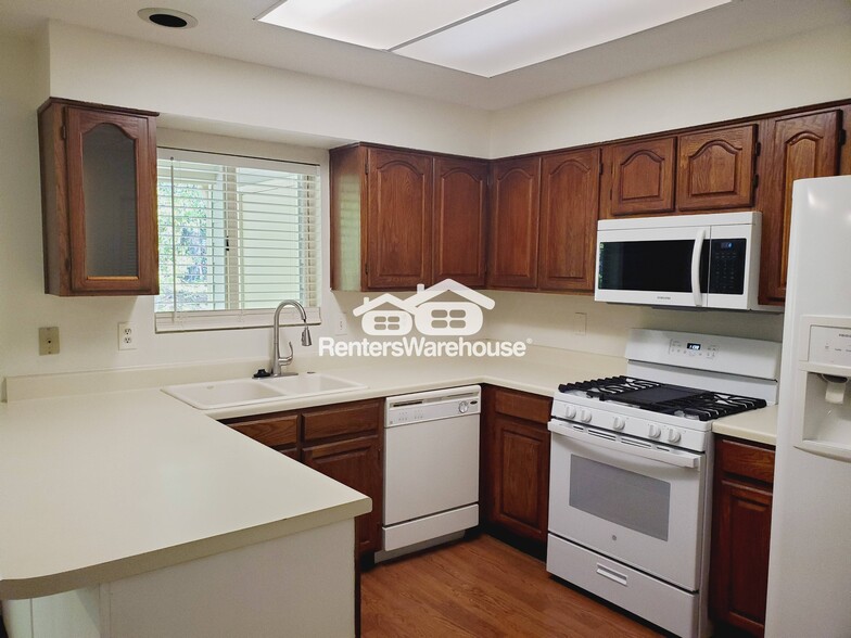 Building Photo - 14 Springhedge Ct St