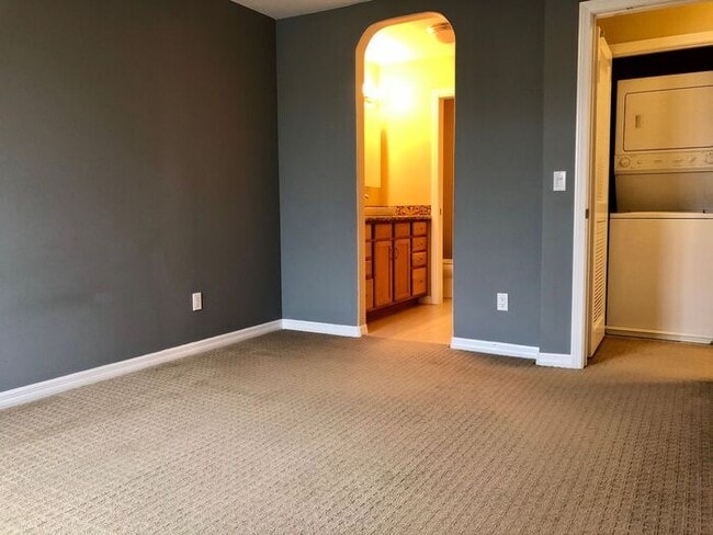 Building Photo - Sunny Top Floor 2BD/2BA Condo in Desirable...