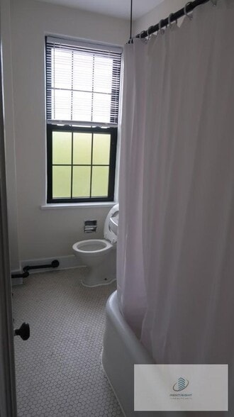 Building Photo - 1209 W Sherwin Ave