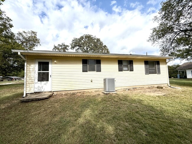 Building Photo - 818 Roff St