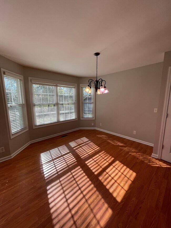 Building Photo - 122 Saddlecreek