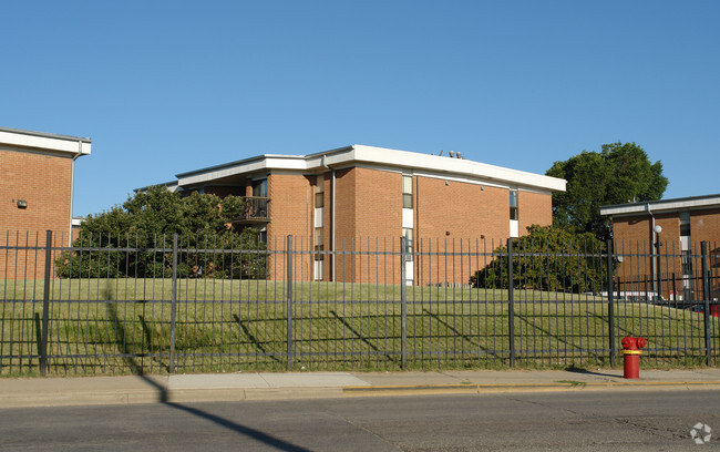 Building Photo - Damen Court Apartments