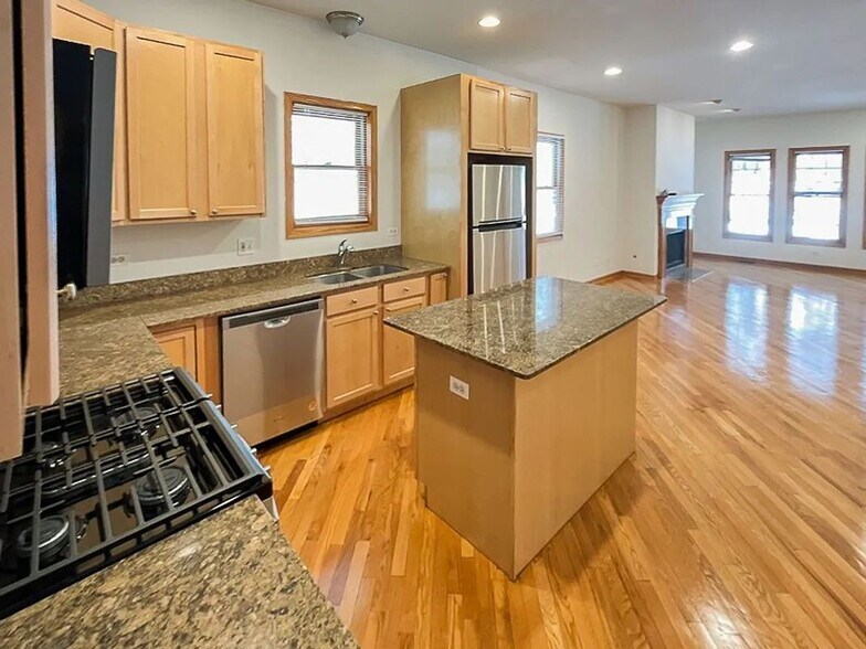 Building Photo - 1319 W Belmont Ave