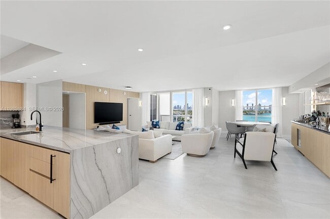 Building Photo - 1800 Sunset Harbour Dr