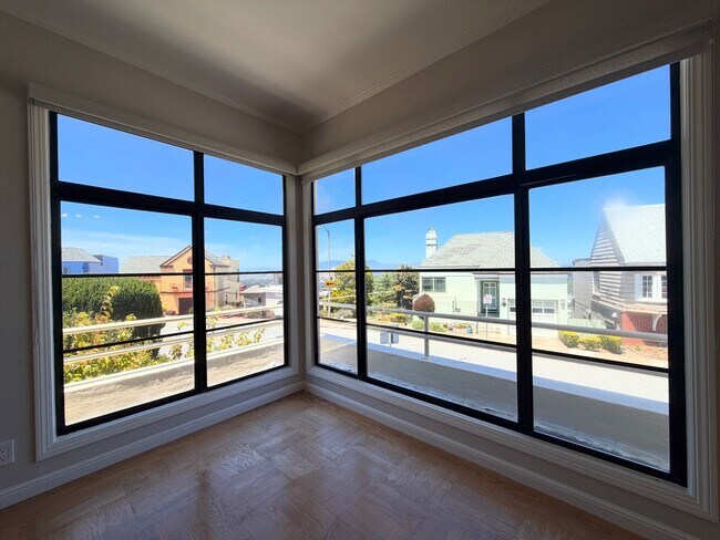 Building Photo - UPDATED HUGE SUNNY 2250sf 3BR+Den/1+2Half BA 2250sf Sunset/UCSF Home VIEWS AVAILABLE NOW