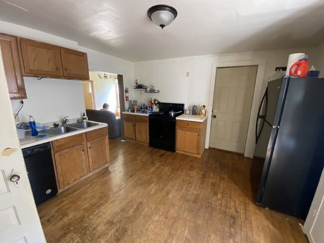 Building Photo - Great 3 bed 1 bath close to campus! Availa...