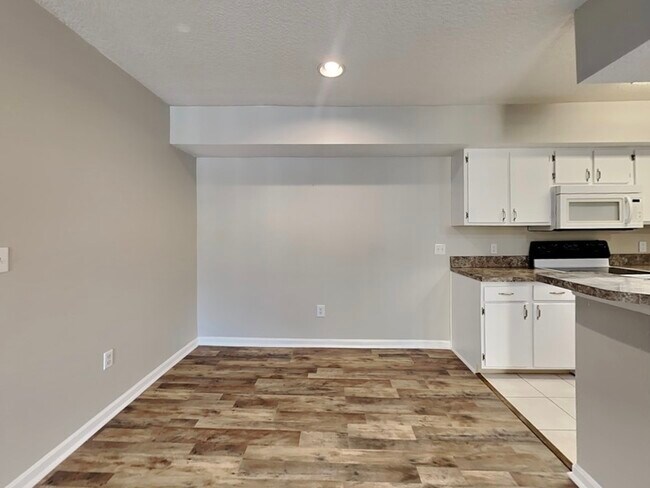 Building Photo - 725 Crest Pines Dr