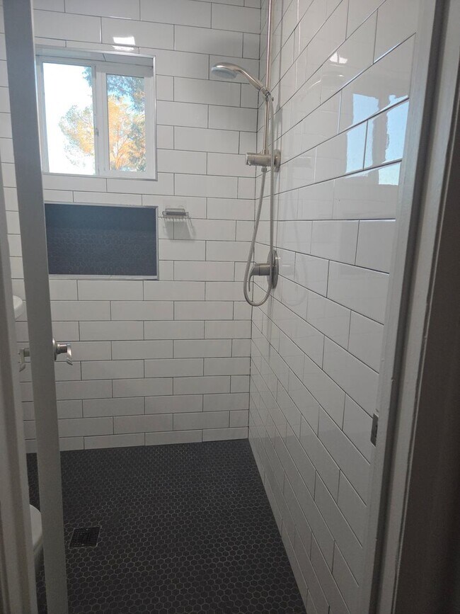 Building Photo - 3 Bedroom 1.5 Bath Modern Farmhouse near JT National Park * MOVE IN SPECIAL*