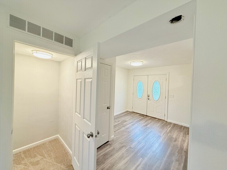 Building Photo - 1936 Canterbury Dr