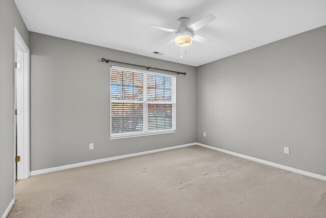 Building Photo - Spacious 3BR Townhome Across From Neighbor...