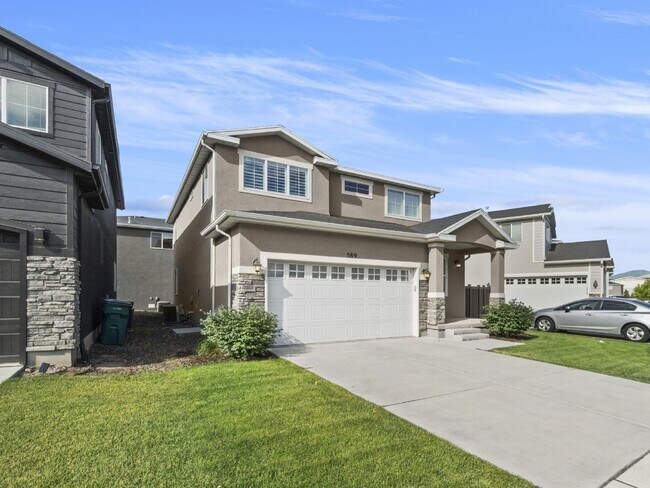 Building Photo - Stunning Bluffdale Home