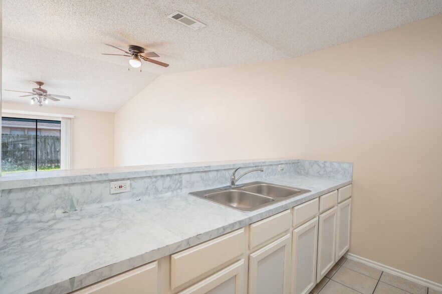 Building Photo - 1307 Lily Ln