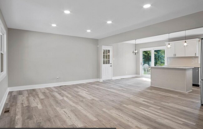 Building Photo - 1675 Bouldercliff Ct SE