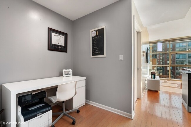 office or dining area - 225 S Sangamon St