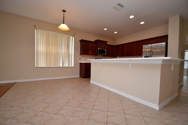 Building Photo - 4 BR Lakefront & Pool Home