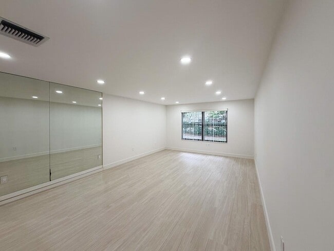 Building Photo - 13165 Chadwick Ct