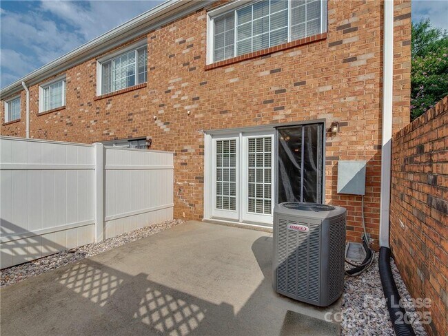 Building Photo - 1344 Green Oaks Ln