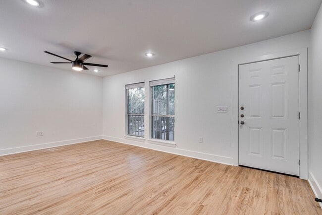 Building Photo - 704 W 21st St