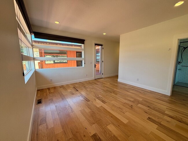 Building Photo - Stunning 4 Bed/3.5 Bath on 4.39 Acre Lot-7...