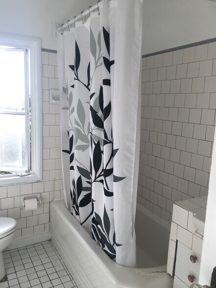 Bath - 2240 Rose St