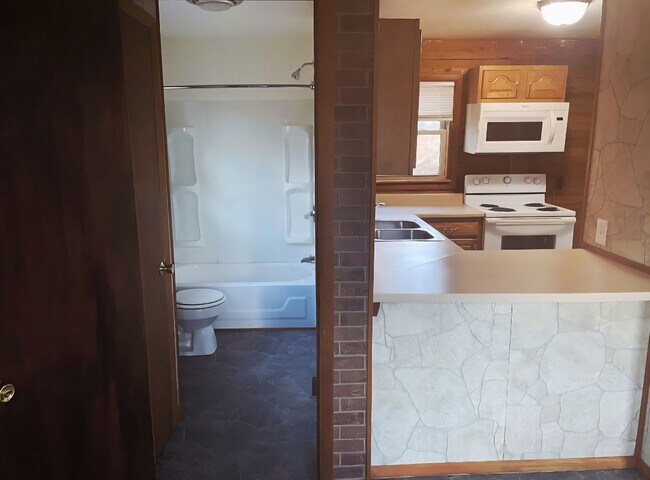 Building Photo - 512 Log Cabin