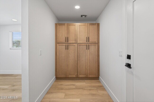 Building Photo - 8702 E Monte Vista Rd